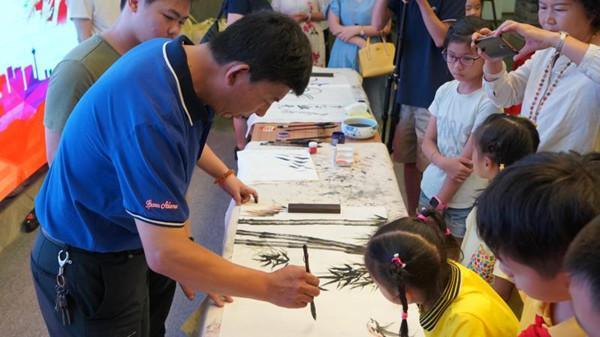 傳授盲畫技藝，共建有光世界——關愛盲童公益勵志活動在南寧舉行